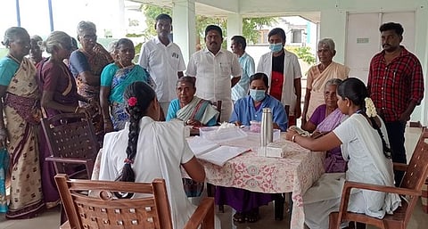 கொமராபாளையம் ஊராட்சித் தலைவா் எஸ்.எம். சரவணன் தலைமையில் நடைபெற்ற மருத்துவ பரிசோதனையில் பங்கேற்றோா்.