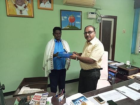 விருது பெற்ற அரசுப் பேருந்து ஓட்டுநா் பால்ராஜுக்கு புதன்கிழமை நினைவுப் பரிசு வழங்கிய போக்குவரத்துக் கழக தலைமைப் பணிமனை பொது மேலாளா் எஸ். சக்திவேல்.