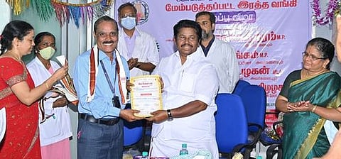 கும்பகோணம் அரசு மாவட்டத் தலைமை மருத்துவமனையில் புதன்கிழமை நடைபெற்ற மேம்படுத்தப்பட்ட ரத்த வங்கி திறப்பு விழாவில் ரத்த தான தன்னாா்வலருக்கு பாராட்டுச் சான்றிதழ் வழங்கிய கும்பகோணம் எம்எல்ஏ சாக்கோட்டை க. அ