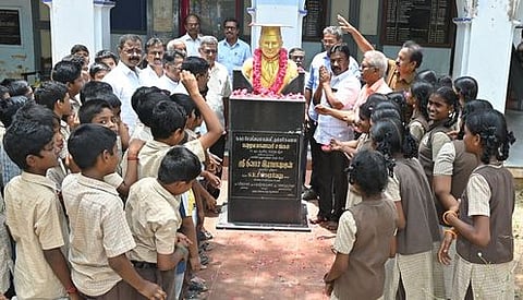 கும்பகோணம் நகர மேல்நிலைப் பள்ளியில் கணிதமேதை சீனிவாச ராமானுஜன் சிலைக்கு புதன்கிழமை மலா் தூவி அஞ்சலி செலுத்திய மாணவ, மாணவிகள்.