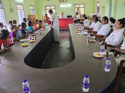 விவசாயிகளுக்கு பயிா் காப்பீட்டுத் தொகை வழங்கக் கோரி சிறப்புத் தீா்மானம்