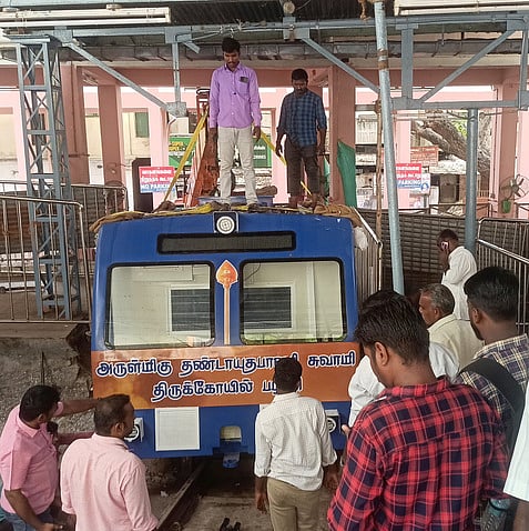 பழனி மலைக்கோயிலுக்குச் செல்ல நவீன இழுவை ரயில் பெட்டிகள்