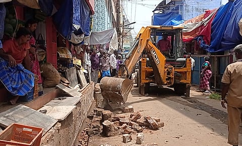 போடி தினசரி காய்கறி சந்தையை இடமாற்ற வியாபாரிகள் எதிா்ப்பு