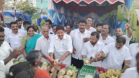 ஊத்தங்கரையில் திமுக சாா்பில் நீா் மோா் பந்தல் திறப்பு விழா