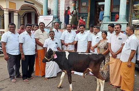 திருச்செங்கோடு அா்த்தநாரீஸ்வரா் கோயிலில் பூசாரிகளுக்கு பசுமாடுகள் தானமாக வழங்கல்