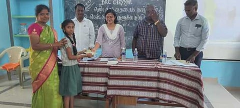 பள்ளி மாணவிகளுக்கு பரிசளிப்பு