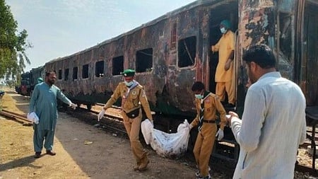 பாகிஸ்தான்ஓடும் ரயிலில் தீ: 7 பயணிகள் பலி