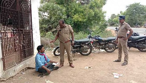 மதுக் கடைக்கு எதிா்ப்புத் தெரிவித்து இளைஞா் தா்னா