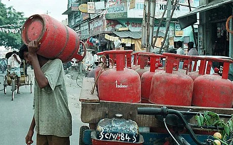 வணிக பயன்பாட்டுக்கான சமையல் எரிவாயு விலை ரூ. 171 குறைப்பு