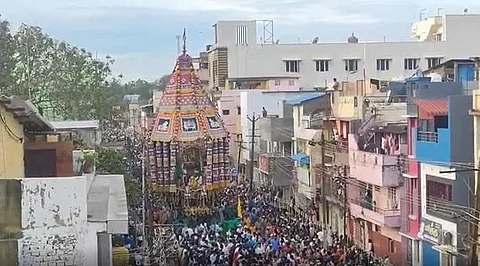 தஞ்சை பெரிய கோவிலில் சித்திரை தேரோட்டம்: ஆயிரக்கணக்கான பக்தர்கள் பங்கேற்பு