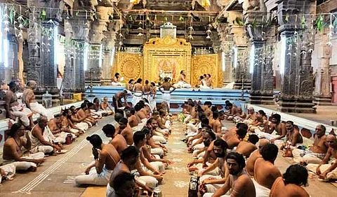 சிதம்பரம் நடராஜர் கோவில் கல்யாண மண்டபத்தில் திங்கள்கிழமை தொடங்கிய பொதுதீட்சிசர்கள் பங்கேற்ற மகா ருத்ர ஜபம்