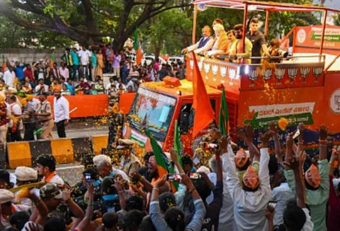 பிரதமா் மோடியின் ஊா்வலத்தில் வீசப்பட்ட செல்போன் யாருடையது தெரியுமா? 