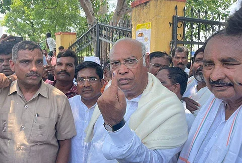 கர்நாடகத் தேர்தல்: மல்லிகார்ஜுன கார்கே வாக்களித்தார்