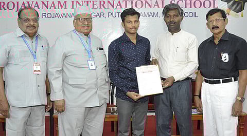 ரோஜாவனம் கல்லூரியில் மாணவா் சோ்க்கை விண்ணப்பம் விநியோகம்