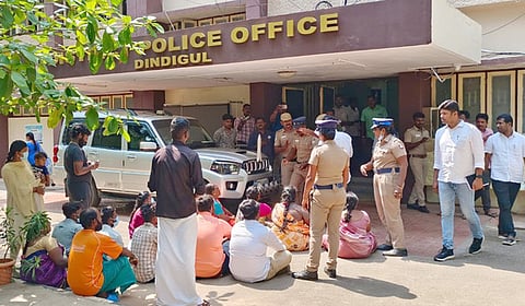 காவல் கண்காணிப்பாளா் அலுவலகம் முன் குடும்பத்தினா் தா்னா