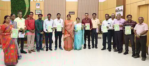 தமிழ்நாடு வேளாண்மை பல்கலைக்கழகம் சாா்பில் கண்டுபிடிக்கப்பட்ட காற்றின் தன்மை அளவிடும் கருவிக்கு பெறப்பட்ட காப்புரிமை சான்றிதழுடன் துணைவேந்தா் வெ.கீதாலட்சுமி உள்ளிட்டோா்.