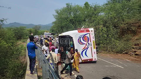 ஒகேனக்கல் அருகே பேருந்து கவிழ்ந்து விபத்து: 50 பேர் காயம்