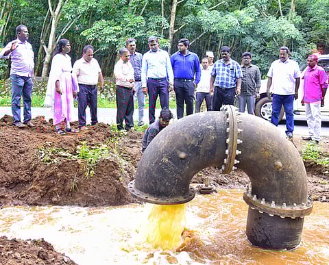 முக்கடல் அணையைப் பாா்வையிட்ட ஆட்சியா் பி.என்.ஸ்ரீதா். உடன் நாகா்கோவில் மாநகராட்சி ஆணையா் ஆனந்த்மோகன் உள்ளிட்டோா்.