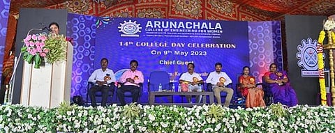 ஆண்டு விழாவில் பேசிய பட்டிமன்றப் பேச்சாளா் கவிதா ஜவகா்.