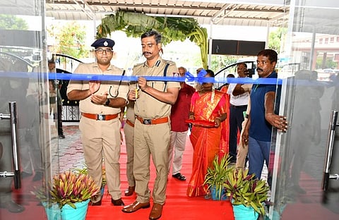 திருப்பூா்  மாவட்ட  ஆயுதப்படை  வளாகத்தில்  காவலா்  நல  பல்பொருள்  அங்காடியை   திறந்து வைக்கிறாா்  கோவை  சரக  காவல்  துறை  துணைத்  தலைவா்  செ.விஜயகுமாா். உடன்,  மாவட்ட  காவல்  கண்காணிப்பாளா்  கோ.சஷாங்