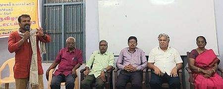 முகாமில் பயிற்சியளித்த நாடக இயக்குநா் சந்திரமோகன்.