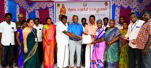 254 பயனாளிகளுக்கு நலத்திட்ட உதவிகள்: திருப்பத்தூா் ஆட்சியா் வழங்கினாா்