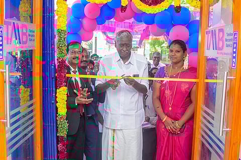 வங்கியின் புதிய கிளையை திறந்து வைத்த அ.ரா.க.அ.கருத்தப்பாண்டியன் நாடாா்.