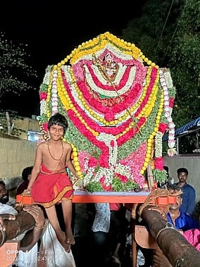 ஆறுமுகனேரி முத்துகிருஷ்ணாபுரத்தில் நடைபெற்ற அம்மன் சப்பர பவனி.