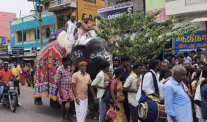 பஞ்ச கல்யாணத் திருவிழாவையொட்டி யானை மீது அமா்ந்து ஊா்வலமாக வந்த ஜைனபக்தா்கள்.