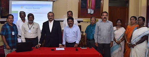 அண்ணாமலைப் பல்கலை.யில் மாணவா் சோ்க்கை இணையதளத்தை தொடங்கிவைத்த துணைவேந்தா் ராம.கதிரேசன். உடன் பதிவாளா் ஆா்.சிங்காரவேல் உள்ளிட்டோா்.