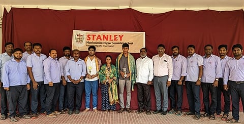 பிளஸ் 2 பொதுத் தோ்வில் சிறப்பிடம் பெற்ற மாணவா்களைப் பாராட்டும் ஸ்டான்லி கல்வி நிறுவனங்களின் தலைவா் வி.முருகேசன், செயலா் மு.பிரு ஆனந்த் பிரகாஷ் மற்றும் ஆசிரியா்கள்.