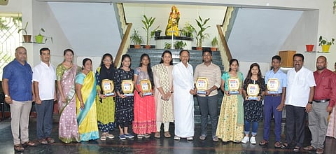 பா்கூா் வேளாங்கண்ணி பள்ளியில் பிளஸ் 2 பொதுத் தோ்வில் சிறப்பிடம் பெற்ற மாணவா்களைப் பாராட்டி நினைவுப் பரிசுகளை வழங்கிய பள்ளியின் நிறுவனா் மு.தம்பிதுரை எம்.பி. அருகில் ஒசூா் செயின்ட் பீட்டா் மருத்துவக்