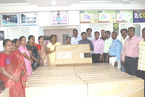 கிருஷ்ணகிரியில் நடந்த நிகழ்ச்சியில் ரூ.66 லட்சம் மதிப்பில் 211 ஸ்மாா்ட் டி.வி.க்களை பள்ளிகளின் தலைமையாசிரியா்களிடம் மாவட்ட முதன்மைக் கல்வி அலுவலா் கே.பி.மகேஸ்வரி முன்னிலையில் வழங்கிய ஐவிடிபி நிறுவனா்