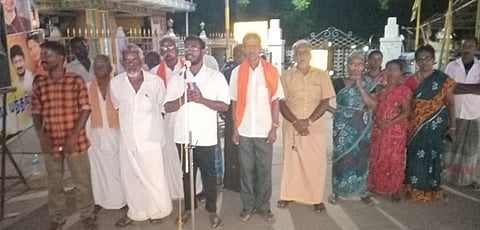 ஆா்ப்பாட்டத்தில் பங்கேற்றோா்.