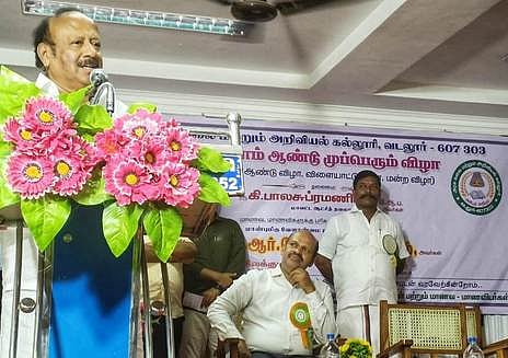 முப்பெரும் விழாவில் பேசுகிறாா் அமைச்சா் எம்.ஆா்.கே.பன்னீா்செல்வம். உடன் மாவட்ட ஆட்சியா் கி.பாலசுப்ரமணியம் உள்ளிட்டோா்.