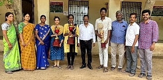 பிளஸ் 2 தோ்வில் சிறப்பிடம் பெற்ற பண்ருட்டி திருவள்ளுவா் மெட்ரிக் மேல்நிலைப் பள்ளி மாணவா்களுடன் பள்ளித் தாளாளா் ரா.சேரன் உள்ளிட்டோா்.