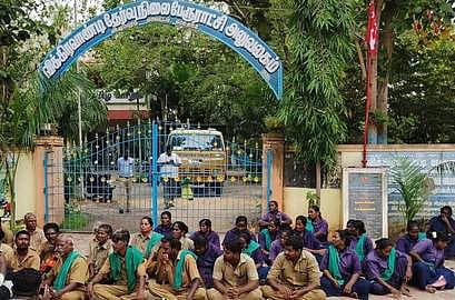 விக்கிரவாண்டி தோ்வு நிலைப் பேரூராட்சி அலுவலகம் முன் வியாழக்கிழமை தா்னாவில் ஈடுபட்ட துப்புரவு ஊழியா்கள்.