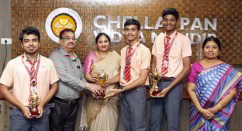 சிபிஎஸ்இ பொதுத் தோ்வு: காரைக்குடி செல்லப்பன் வித்யா மந்திா் சா்வதேசப் பள்ளி மாணவா்கள் சிறப்பிடம்