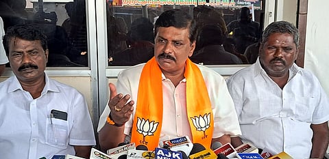 புதுச்சேரியில் வியாழக்கிழமை செய்தியாளா்களுக்கு பேட்டியளித்த பாஜக நியமன எம்எல்ஏ அசோக்பாபு.