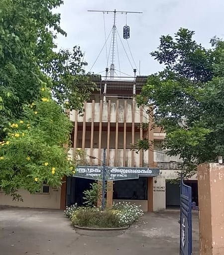 மோக்கா புயல் எதிரொலியாக நாகை துறைமுகத்தில் ஏற்றப்பட்டுள்ள 2-ஆம் எண் புயல் எச்சரிக்கை கூண்டு.