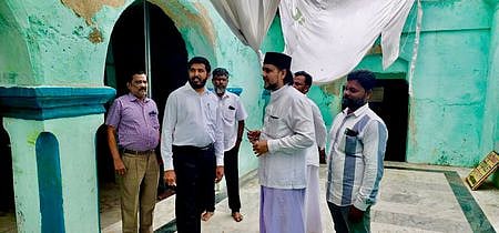 நாகூா் தா்காவில் மேற்கொள்ள வேண்டிய மராமத்துப் பணிகள் குறித்து புதன்கிழமை ஆய்வு செய்த சட்டப்பேரவை உறுப்பினா் ஜெ. முகம்மது ஷா நவாஸ்.