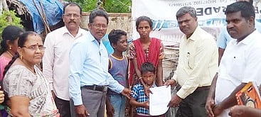 கோட்டூா் பகுதியில் ஆய்வின்போது, சிறுமி விஜயதா்ஷினிக்கு முதல் வகுப்பு சோ்க்கைக்கான படிவத்தை வழங்கும் மாவட்ட முதன்மைக் கல்வி அலுவலா் அ. புகழேந்தி.