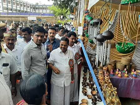 கூடலூரில் கோடைவிழா வாசனை திரவியக் கண்காட்சி: அமைச்சா் ராமசந்திரன் தொடங்கிவைத்தாா்