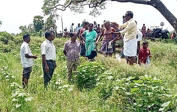 கனமழையால் பாதிக்கப்பட்ட பருத்தி வயல்களை பாா்வையிடும் மாவட்ட வேளாண்மைத் துறை துணை இயக்குநா் மு.லெட்சுமி காந்தன்.