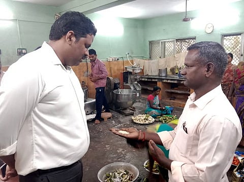 வேளாண் கல்லூரி உணவுக் கூடத்தில் ஆய்வு செய்த மாவட்ட ஆட்சியா் அ. குலோத்துங்கன்.