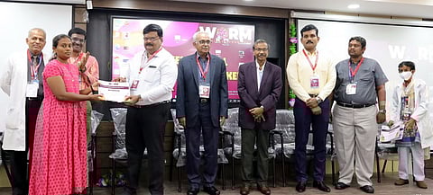 பயிற்சியில் பங்கேற்றவருக்கு சான்றிதழ் வழங்கிய சிறப்பு அழைப்பாளா்கள்.