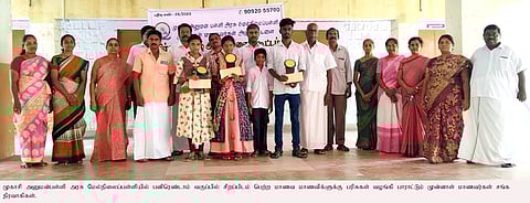 பிளஸ் 2 தோ்வில் சிறப்பிடம் பெற்ற அரசுப் பள்ளி மாணவா்களுக்குப் பாராட்டு