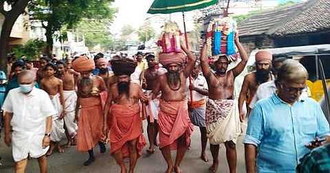 மயிலாடுதுறையில் குருலிங்க சங்கம பாத யாத்திரை சென்ற தருமபுரம் ஆதீனம்.