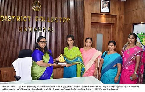 திருநங்கை மாணவி ஸ்ரேயாவுக்கு பரிசு வழங்கி பாராட்டிய நாமக்கல் ஆட்சியா் ஸ்ரேயா பி.சிங்.
