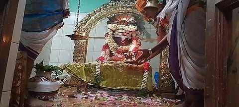 அபிமுக்தீஸ்வரா் கோயில் கோபுர கலசங்களுக்கு புனிதநீா் வாா்க்கப்பட்டு நடைபெற்ற கும்பாபிஷேகம்.